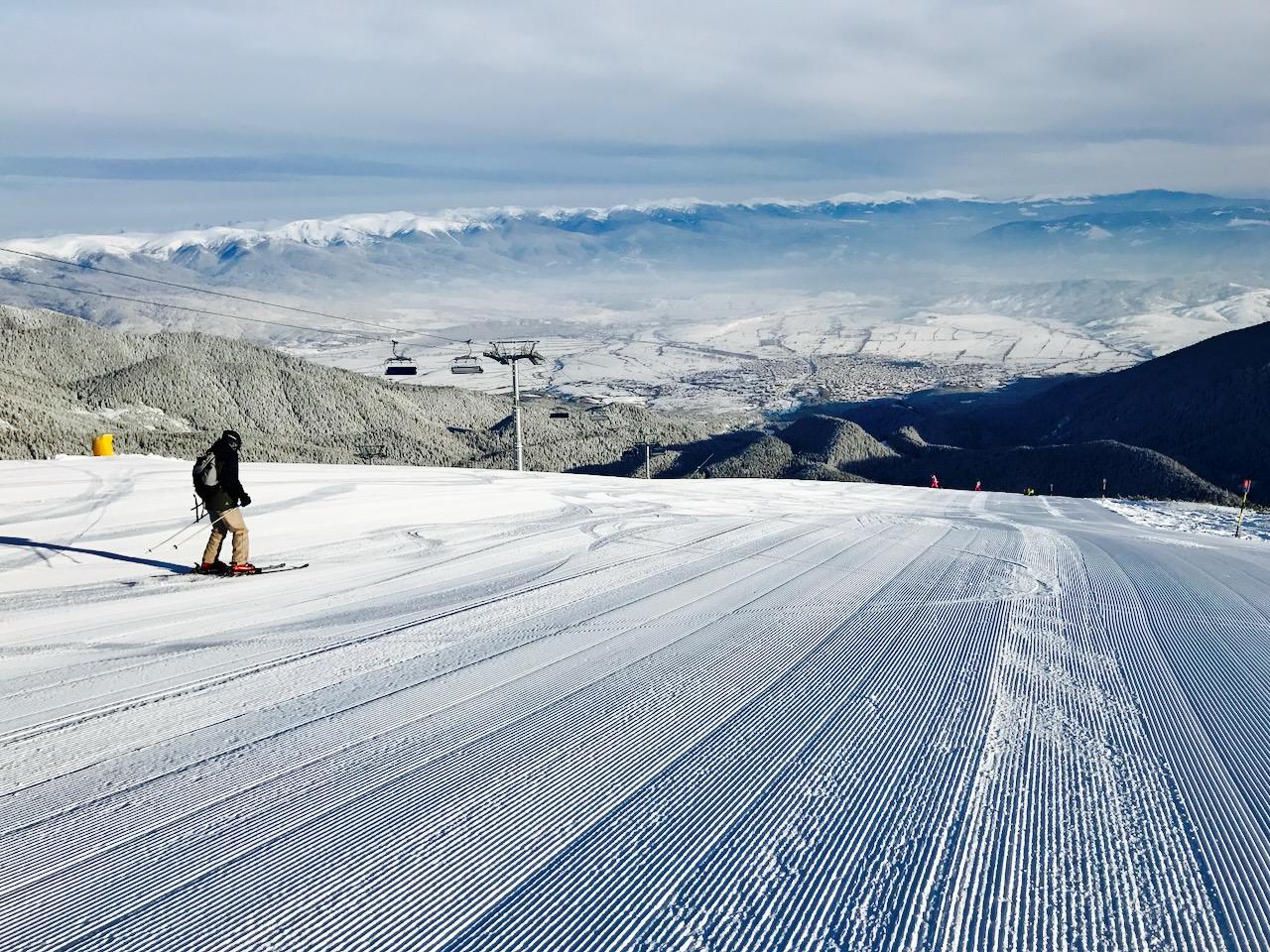 Fresh snow and groomed piste above Bansko